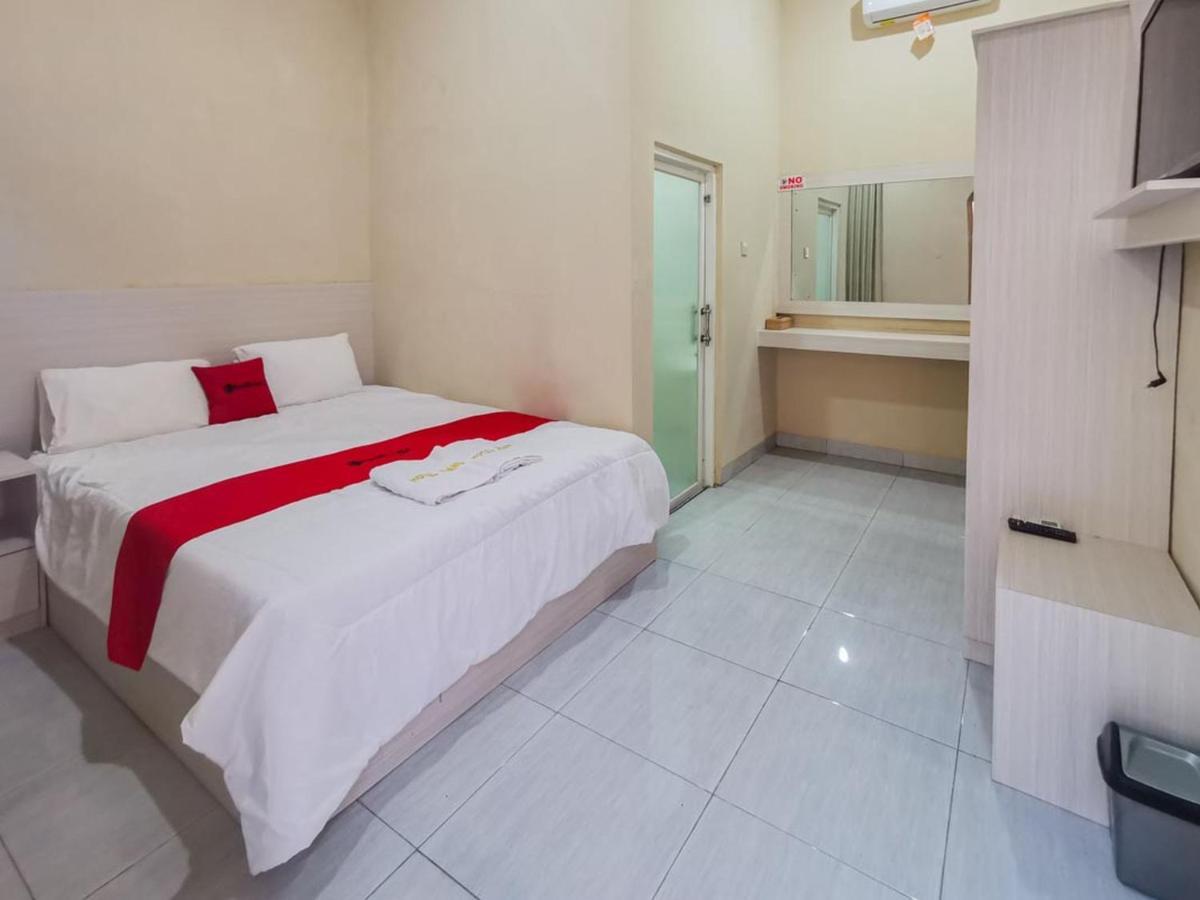 Reddoorz Near Pantai Pancer Door Pacitan Hotel Exterior photo