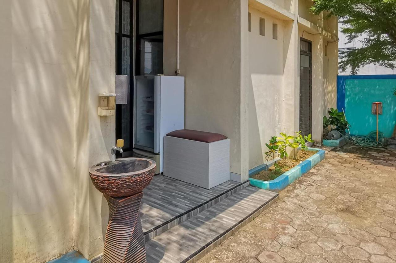 Reddoorz Near Pantai Pancer Door Pacitan Hotel Exterior photo
